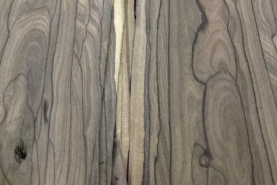 Nuances jaune-brun et motifs en constante évolution du placage naturel en bois de ciricote
