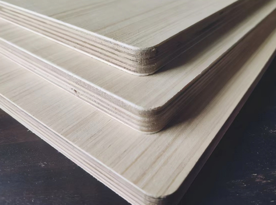 Coupe lisse et finition de scie en bois massif placage en contreplaqué à plusieurs couches sur mesure